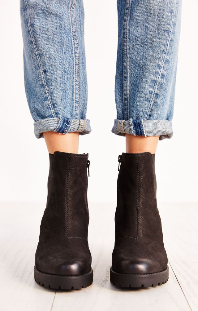 Vagabond Grace Black Nubuck Chelsea Boots | Urban Outfitters