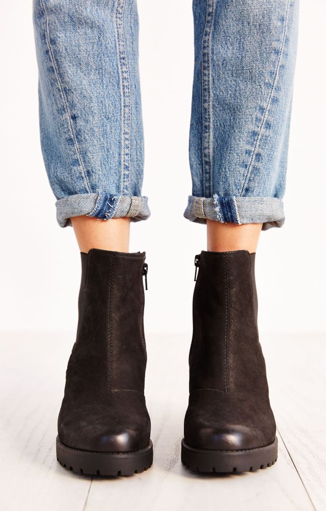 Arbitrage involveret Anvendt Vagabond Grace Black Nubuck Chelsea Ankle Boots | Urban Outfitters UK