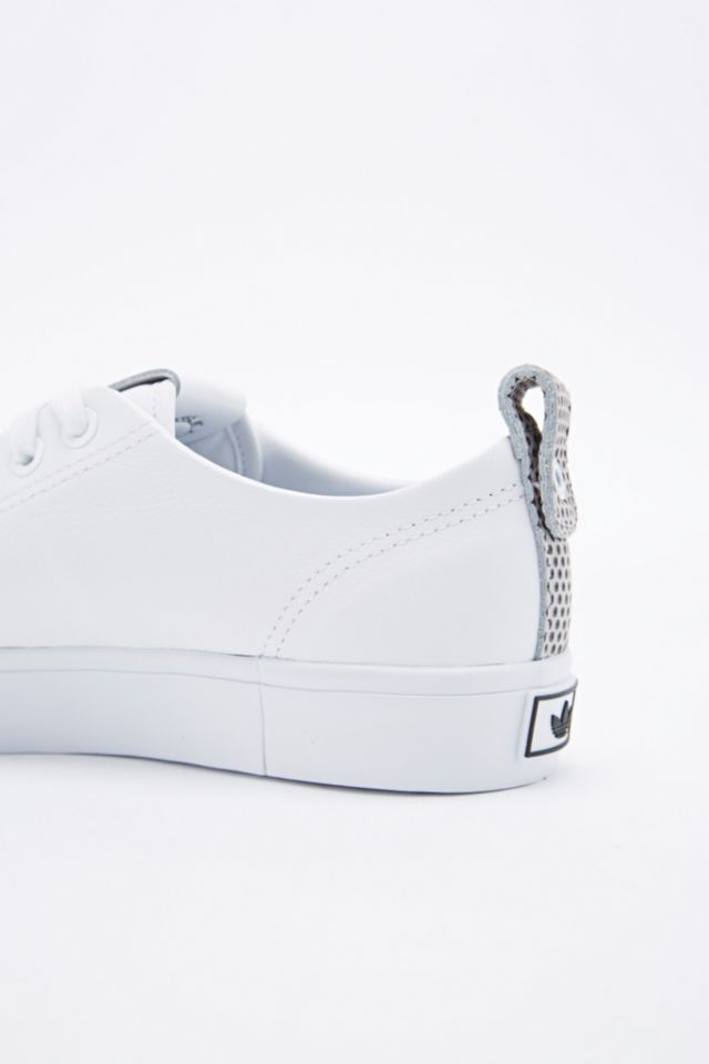 Doblez El diseño ansiedad adidas Honey 2.0 Low Trainers in White | Urban Outfitters UK
