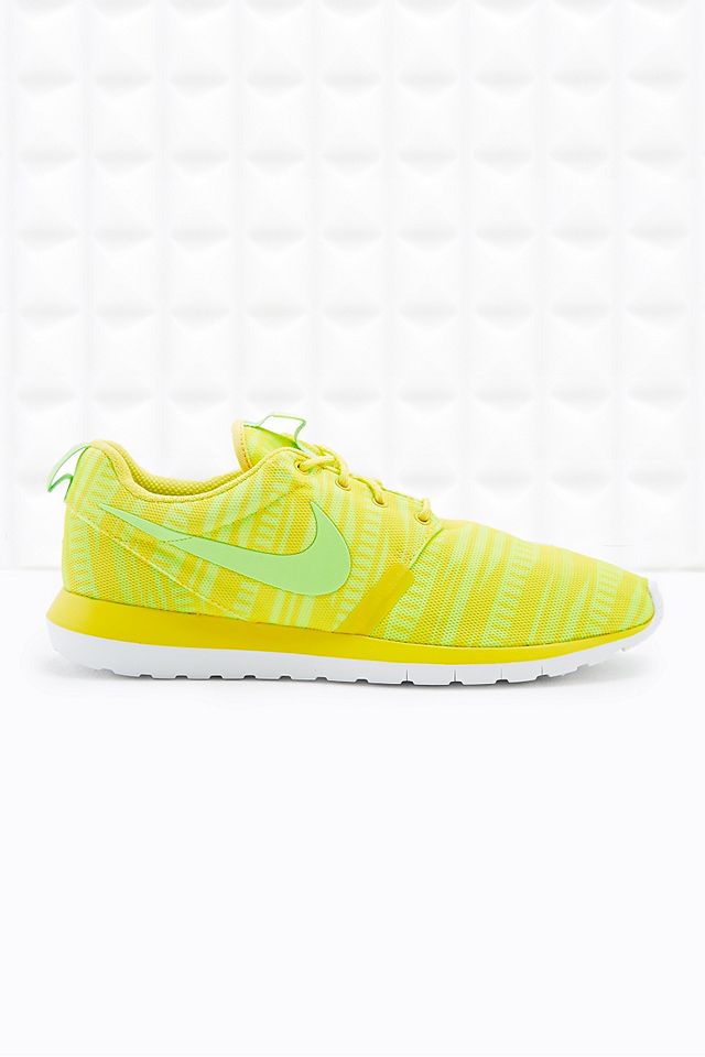 tuin Overwegen Beschrijven Nike Roshe Run Essential Summer Trainers in Yellow | Urban Outfitters UK