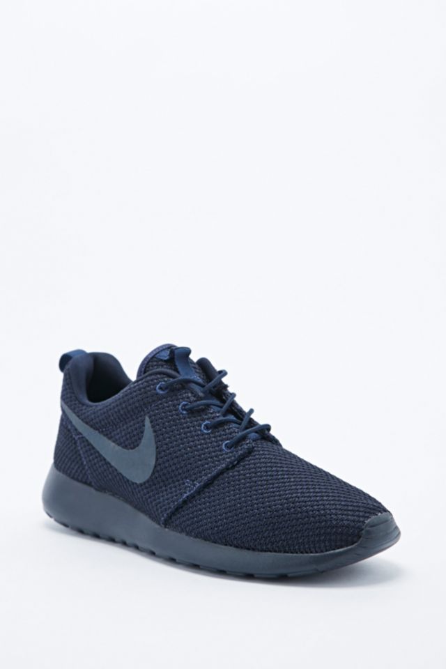 Se infla cortar Administración Nike Roshe Run in Midnight Navy | Urban Outfitters UK