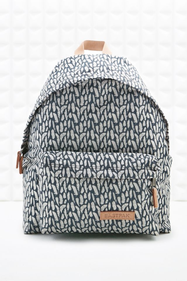 verbrand Verdampen Cumulatief Eastpak Pak'R Feather Print Padded Backpack in Grey | Urban Outfitters UK