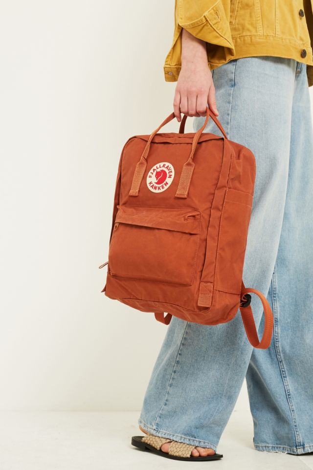 Post pomp kust Fjallraven Kanken Classic Backpack in Brick | Urban Outfitters UK