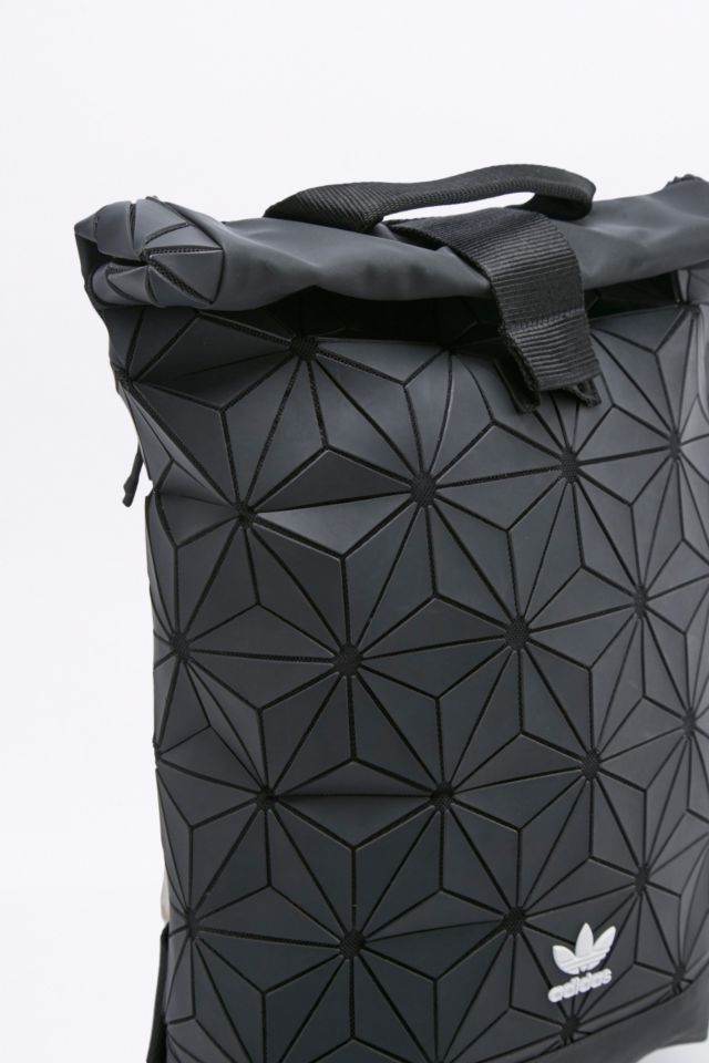 adidas Rucksack Prism in Schwarz mit Umschlagklappe Urban Outfitters DE