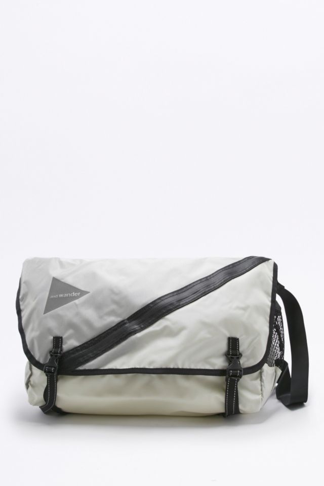 and wander 20L White Messenger Bag | Urban Outfitters FR